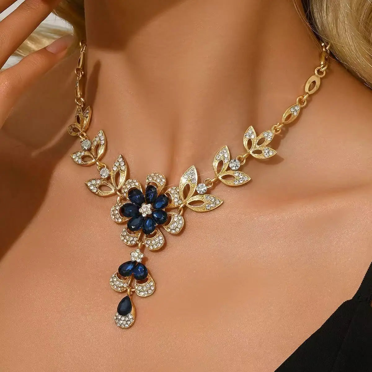 Elegant Gold Hollow Flower Necklace with Rhinestones
