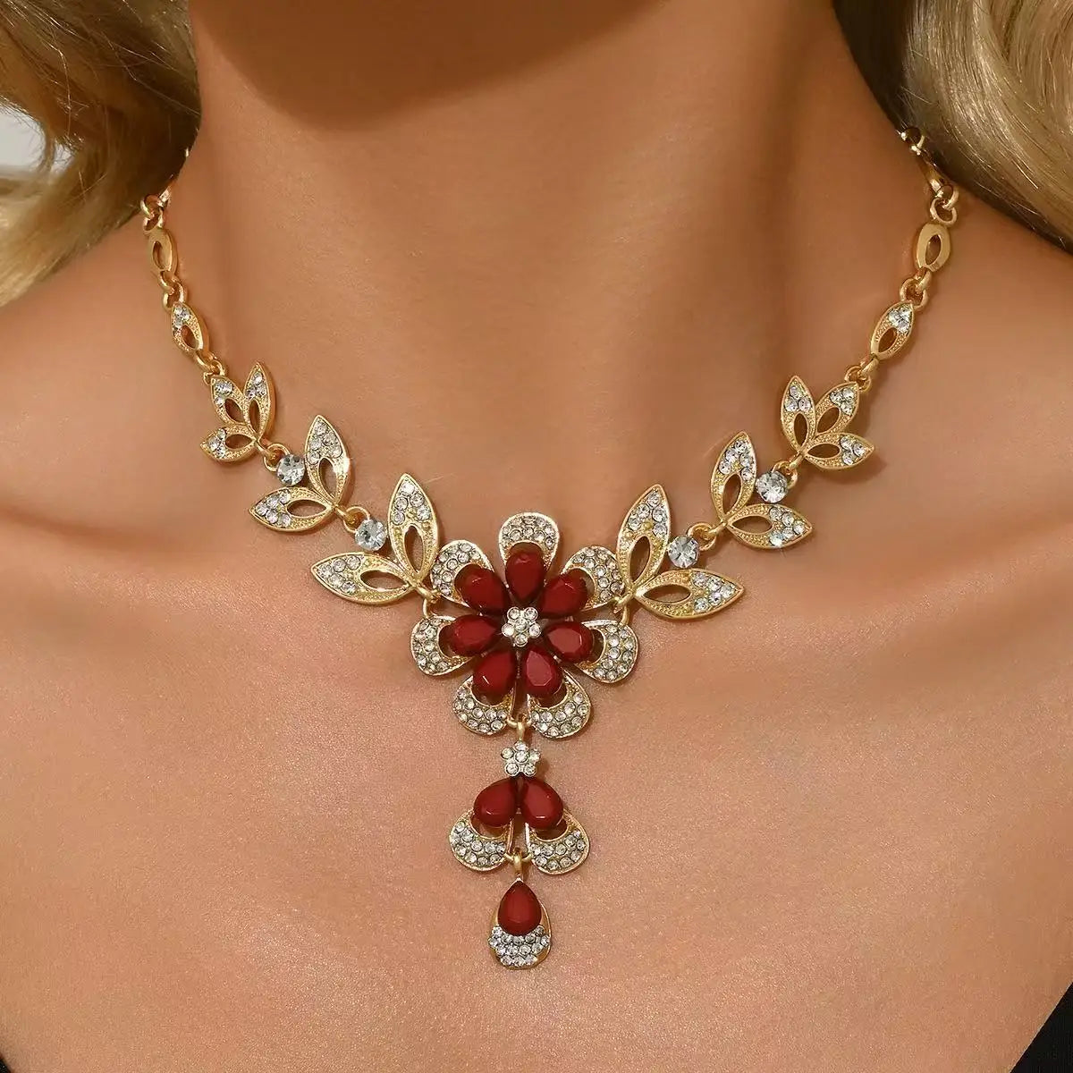 Elegant Gold Hollow Flower Necklace with Rhinestones