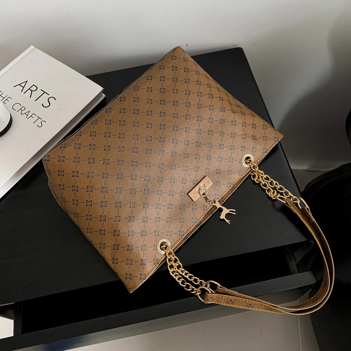 Large Capacity New Women's Bag Fashionable Commuting Chain