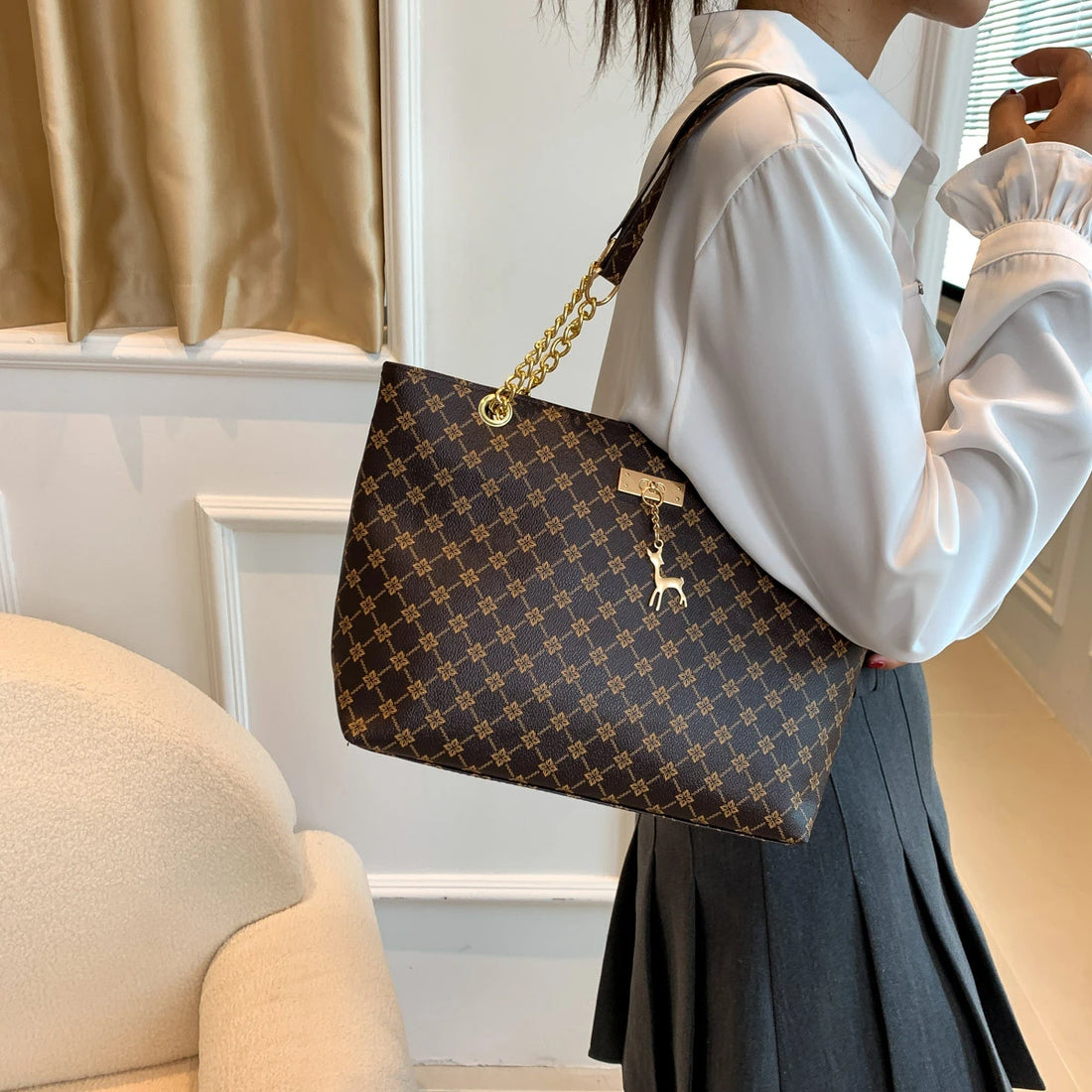 Large Capacity New Women's Bag Fashionable Commuting Chain
