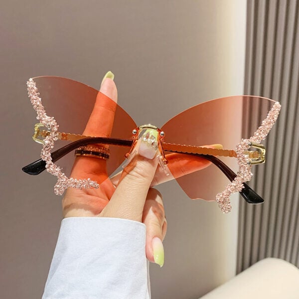 2024 Sunglasses Wholesale Beautiful Butterfly Diamond Decoration Diamond Encrusted Sunglasses UV400 Rimless Ins Fashion