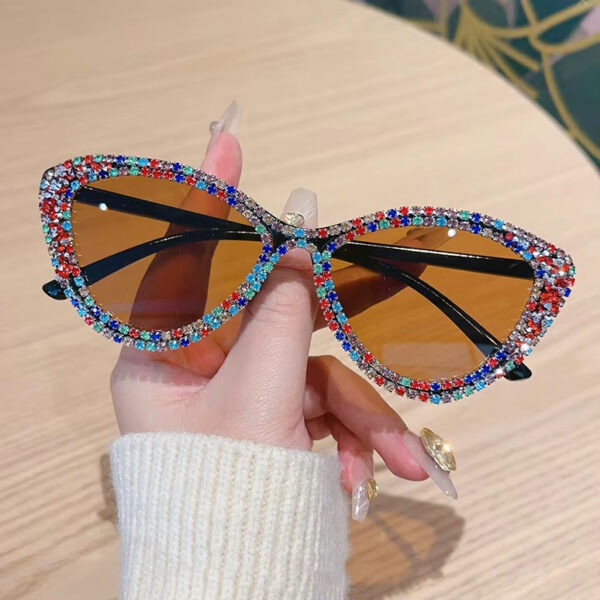 2025 New Arrival High Quality Wholesale Luxury Trendy Fashion Bling Rhinestone Cat Eye Diamond Shade Sunglasses for Women